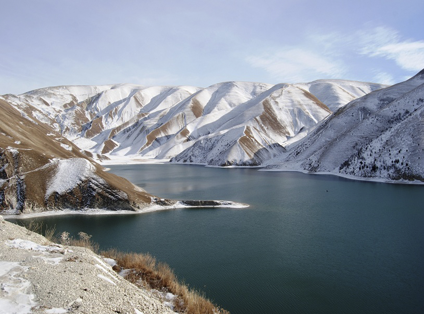 Озера северного кавказа. Казеной-ам озеро. Озеро в Чечне Кезеной ам зимой. Озеро Кезеной ам зимой. Казеной ам Чеченская Республика.